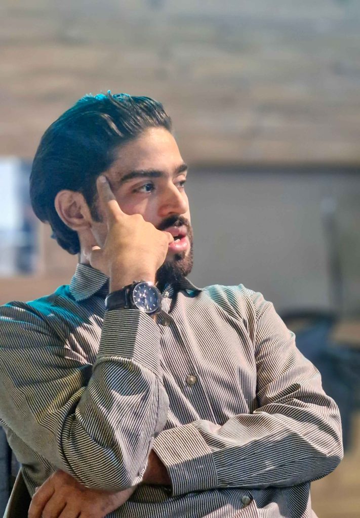 ابوالفضل بیجاری، مدرس دانشگاه و متخصص طراحی سازه‌، تولیدکننده محتوای تخصصی مهندسی عمران و بنیان‌گذار وب‌سایت abolfazlbijari.com.